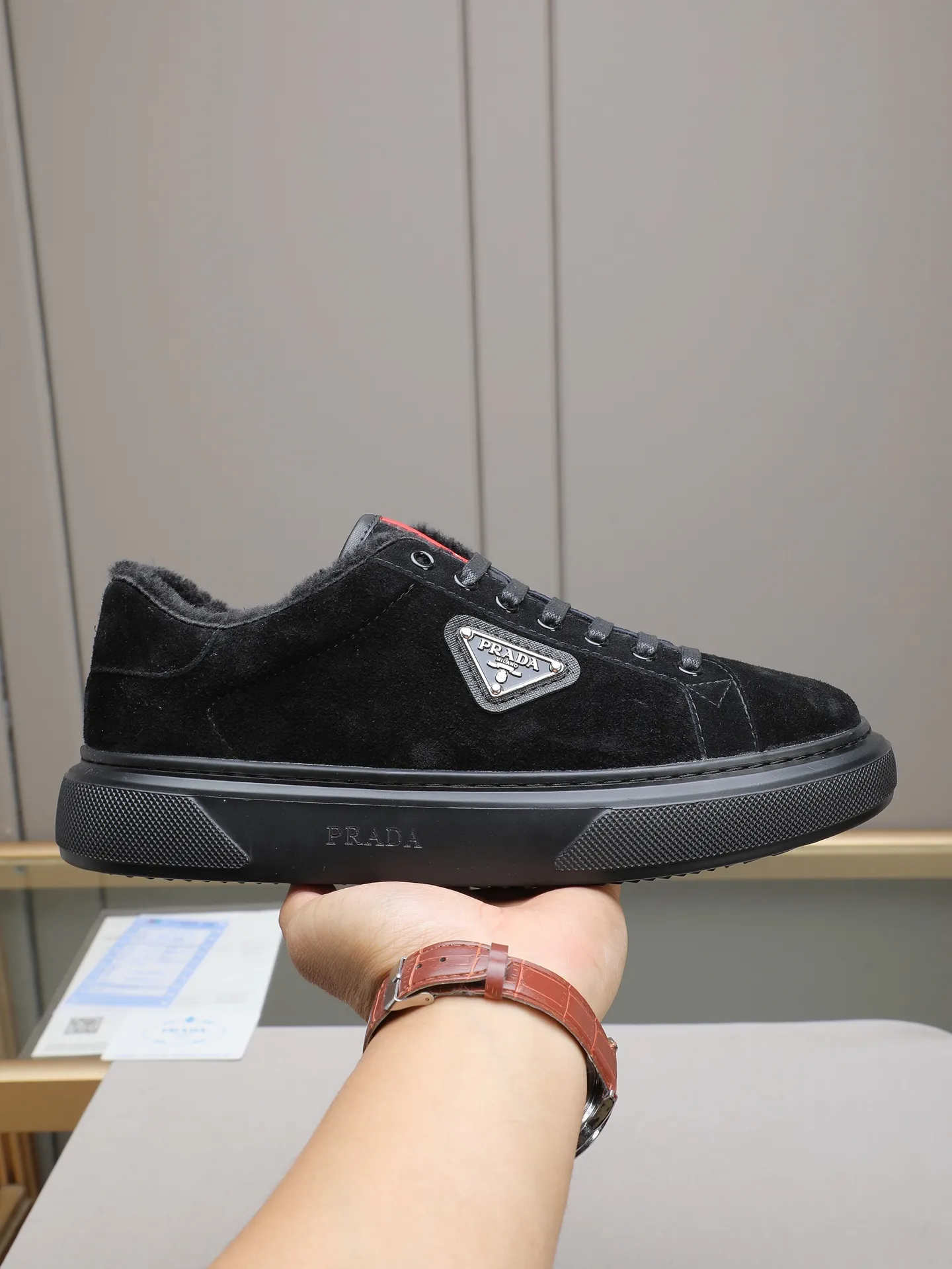 PP440 Prada/Prada men's new casual shoes, this upper is made of imported calfskin + velvet lining! The outside is decorated with the P family's classic metal triangle enamel logo, and the outsole is made of non-slip sports foam ultra-light outsole, which feels good on the feet and is a fashionable and fashionable item! Four colors to choose from!  Size: 38-44 (45 customized)